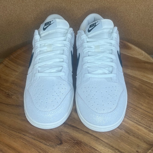 Nike
Dunk SE
Women’s
🌟🪩GLITTER🪩🌟
White/black/team red - Picture 10 of 11